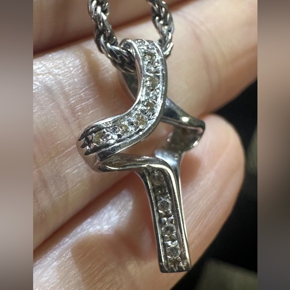 18k white gold cross pendant with diamonds from Italy. Stamped 750 and Hallmarks - Picture 3 of 7